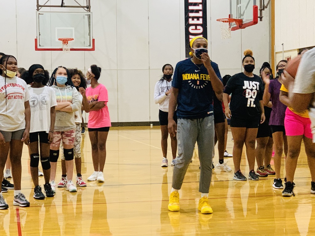 Aaliyah Wilson interacting with some Stonybrook female athletes.  