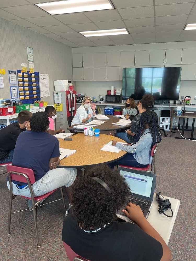 Mrs. Kaminski’s reading class group working on proper nouns and identifying what makes a good proper noun!